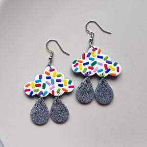 Kolczyki wiszące w kształcie chmurki konfetti, ręcznie robiona biżuteria, dodatki festiwalowe, artystyczna moda, kolczyki z kroplami deszczu, wyjątkowe prezenty dla niej