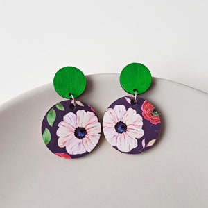 Orecchini fatti a mano con fiori rosa, gioielli illustrati in legno e carta, accessori per festival, orecchini alla moda floreali, regali unici per lei