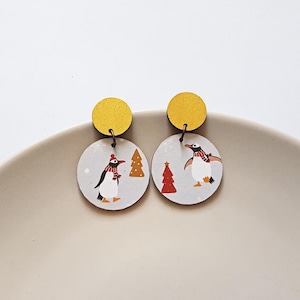 Graziosi orecchini pendenti a forma di pinguino, gioielli illustrati in legno e carta, moda festiva, accessori invernali per riempire le calze della Befana, regalo di Natale unico