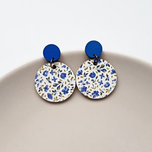 Orecchini pendenti floreali blu fatti a mano, gioielli illustrati in legno e carta, accessori per festival, moda artistica, regali unici per lei
