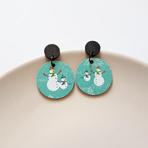 Orecchini pendenti a forma di pupazzo di neve fatti a mano, gioielli illustrati in legno e carta, accessori invernali per riempire le calze, moda festiva, regalo di Natale unico