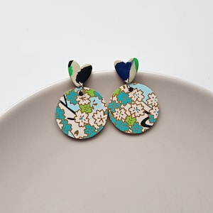 Orecchini floreali verdi e blu fatti a mano, gioielli illustrati in legno e carta, accessori per festival, orecchini alla moda, regali unici per lei