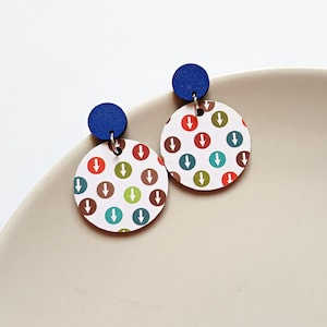 Orecchini fatti a mano con motivo a freccia colorata, gioielli illustrati in legno e carta, accessori per festival, orecchini alla moda, regali unici per lei