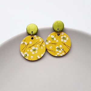 Orecchini floreali giapponesi gialli fatti a mano, gioielli illustrati in legno e carta, accessori per festival, moda artistica, regali unici per lei