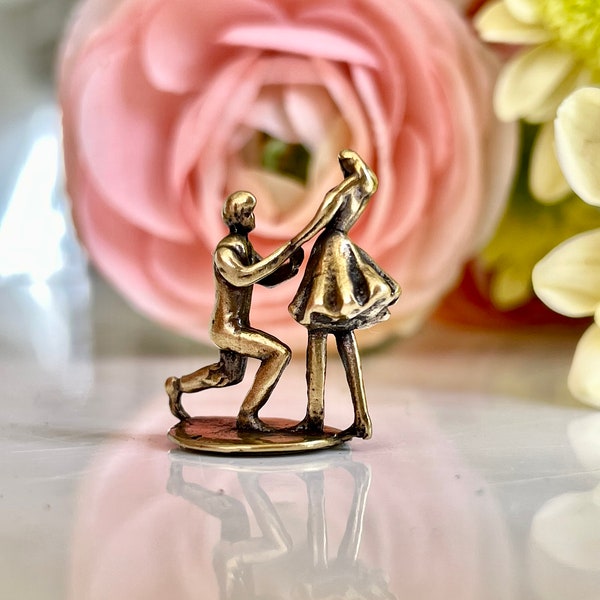 Lifelike Lover Solid brass Proposal figurine, true love figurine, man on one knee decor, Wedding cake decorations