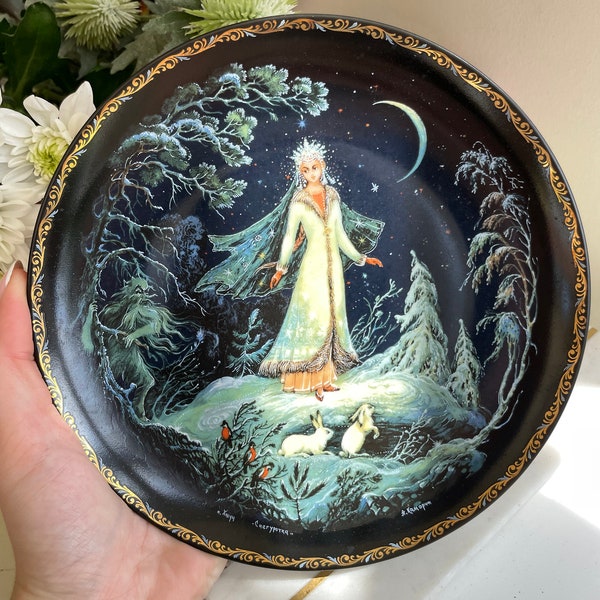 The Snow Maiden, assiette en porcelaine de contes russes de Kholui Art Studio, décoration murale