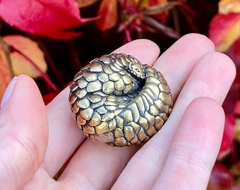 Artisanat raffiné, Pangolin blotti, Figurine en laiton massif en métal, Presse-papier, Ornement de bureau, vintage, Ami confortable, Décoration de la maison