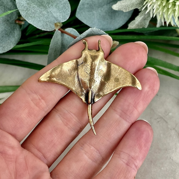 Beautiful fine lifelike Manta Ray figurine, Sea-life ornament, Devil fish miniature, sea inspired trinket