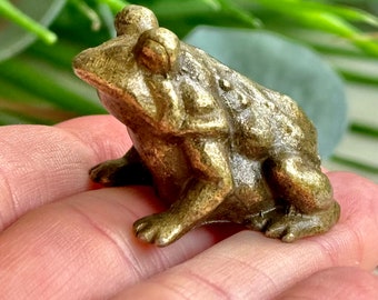 Common toad, lifelike Copper Cast, Solid brass figurine, Frog metal statuette, Metal Artwork, Creative gift, Paperweight, Desktop ornament