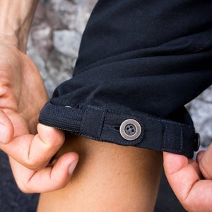 Op de afbeelding: Zwarte shorts met een knoop en een elastische band aan de zoom.