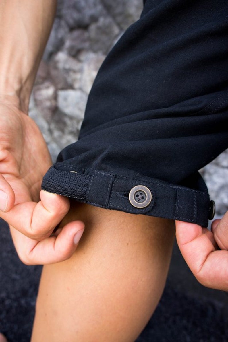 Op de afbeelding: Zwarte shorts met een knoop en een elastische band aan de zoom.