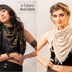 Puede incluir: Dos mujeres usando pañuelos de diferentes colores con patrones geométricos. Los pañuelos tienen flecos en los bordes. El texto "4 Colors Available" está en la esquina superior derecha de la imagen.