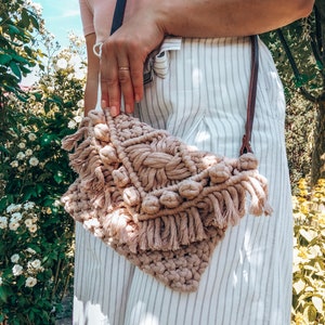 Kleine beige Makramee-Clutch mit Fransen im Boho-Stil. Handytasche, Handytasche, Boho-Handytasche, Umhängetasche aus Baumwollseil,
