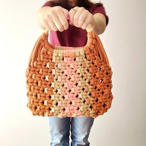 Sac en macramé couleur brique avec poignées en bambou, sac en maille boho d'été réalisé à la main avec la technique du macramé pour tous les jours