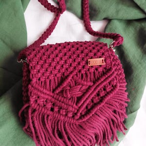 Sommerliche burgunderfarbene Makramee-Tasche mit Fransen im Boho-Stil. Weekender Umhängetasche für Damen. Mittelgroße Handtasche Hobo mit Kordel für jeden Tag.
