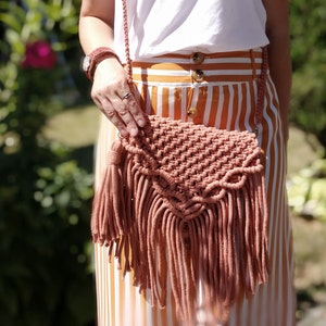 Makramee Umhängetasche mit Fransen im Boho-Stil. Kupfertasche für Damen im Urlaub.