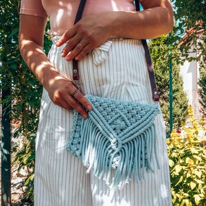 Kleine blaue Makramee-Clutch mit Fransen im Boho-Stil. Handytasche, Handytasche, Boho-Handytasche, Umhängetasche aus Baumwollseil,