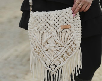 Sac d'été en macramé écru avec franges style bohème. Sac bandoulière Weekender femme. Sac à main hobo moyen avec cordon tous les jours