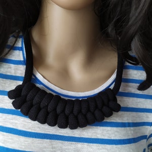 Gevlochten zeilknoopketting van katoenen touw. Handgemaakte dikke damesketting in boho-stijl voor de zomer.