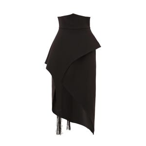 Puede incluir: Una falda negra asimétrica de cintura alta y diseño superpuesto. La falda tiene una larga franja fluida en el dobladillo.