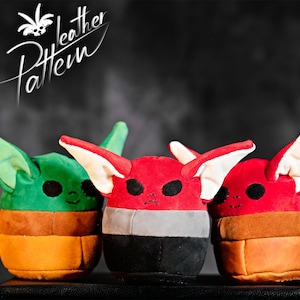Puede incluir: Tres peluches con forma de un personaje ficticio popular. Los peluches son verdes, rojos y rojos con una franja gris y negra. Los peluches llevan todos una maceta marrón en la cabeza. Los peluches están sentados sobre una superficie negra. El texto "Leather Pattern" está escrito en blanco sobre fondo negro.