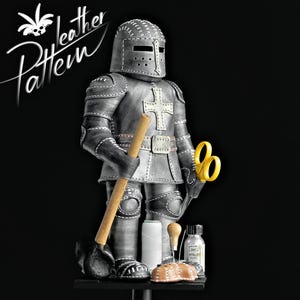 Puede incluir: Imagen en escala de grises de un caballero con armadura sosteniendo un mazo de madera y unas tijeras amarillas. El caballero tiene una cruz blanca en el pecho. El texto "leather Pattern" est&aacute; en la esquina superior izquierda. Suministros de costura a los pies del caballero.