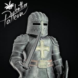 Puede incluir: Figura de caballero de cuero hecha a mano, con casco, armadura y espada. La armadura es gris con costuras blancas y una cruz dorada en el pecho. La imagen incluye el texto "Leather Pattern".