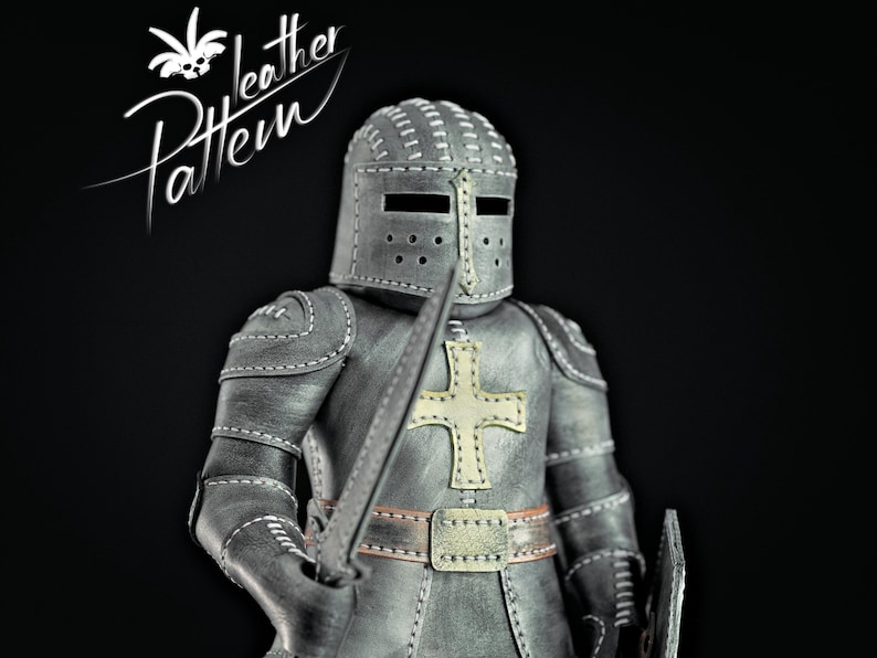 Puede incluir: Figura de caballero de cuero hecha a mano, con casco, armadura y espada. La armadura es gris con costuras blancas y una cruz dorada en el pecho. La imagen incluye el texto "Leather Pattern".