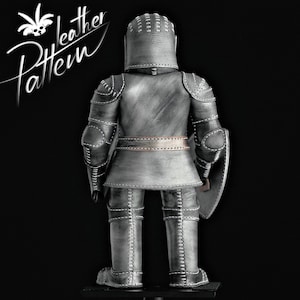 Puede incluir: Figura detallada de caballero de cuero gris, vista desde atr&aacute;s, con costuras visibles y un peque&ntilde;o escudo. La figura lleva un casco y una armadura. Las palabras "leather Pattern" est&aacute;n en la esquina superior izquierda.