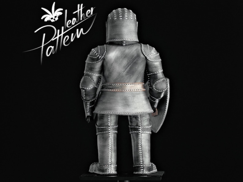 Puede incluir: Figura detallada de caballero de cuero gris, vista desde atr&aacute;s, con costuras visibles y un peque&ntilde;o escudo. La figura lleva un casco y una armadura. Las palabras "leather Pattern" est&aacute;n en la esquina superior izquierda.