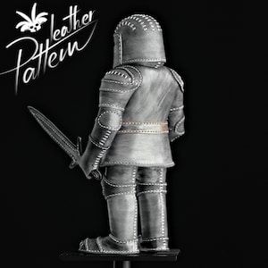 Puede incluir: Figura de caballero gris con espada, con armadura detallada con costuras blancas. La figura est&aacute; sobre un fondo negro, con las palabras "leather Pattern" en escritura blanca.