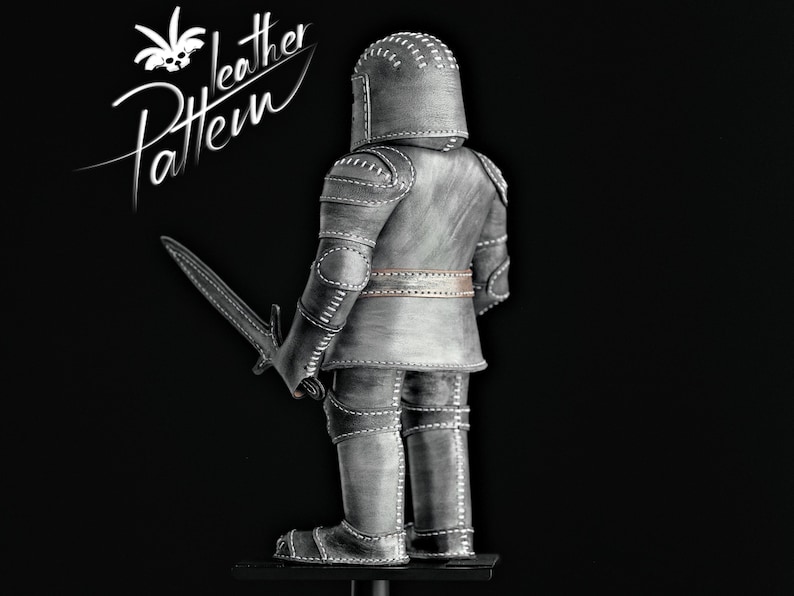 Puede incluir: Figura de caballero gris con espada, con armadura detallada con costuras blancas. La figura est&aacute; sobre un fondo negro, con las palabras "leather Pattern" en escritura blanca.