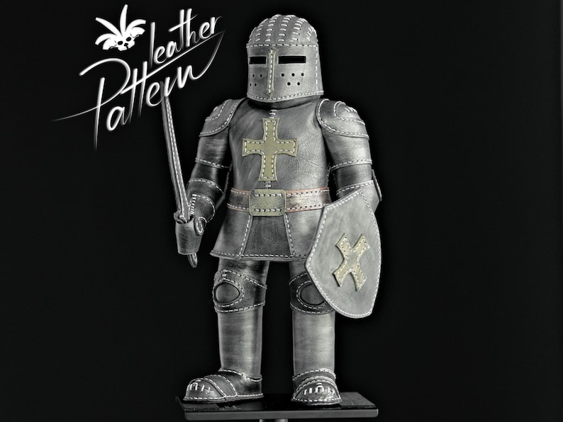 Puede incluir: Una figura de caballero de cuero gris hecha a mano, completa con casco, armadura, escudo y espada. La armadura presenta un dise&ntilde;o de cruz y est&aacute; detallada con costuras. El texto "leather Pattern" est&aacute; en la esquina superior izquierda.