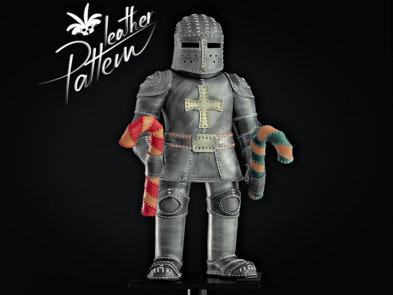 Puede incluir: Una figura de caballero gris met&aacute;lico con un emblema de cruz en el pecho, sosteniendo dos objetos curvos de colores. El texto "leather Pattern" est&aacute; en la esquina superior izquierda. El caballero lleva un casco y una armadura.