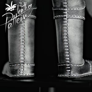 Puede incluir: Imagen en blanco y negro de dos botas de cuero con intrincados detalles de costuras blancas. Las botas tienen un dise&ntilde;o cl&aacute;sico, con un enfoque en la artesan&iacute;a. El texto "Leather Pattern" es visible en la esquina superior izquierda.