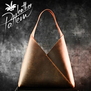 Può includere: Una borsa tote in pelle marrone con forma triangolare e un'unica tracolla. La borsa è realizzata in pelle invecchiata con un aspetto rustico.
