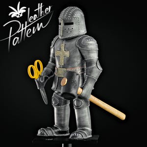 Puede incluir: Figura detallada de caballero de cuero gris con un emblema de cruz, sosteniendo tijeras y un martillo. La figura lleva un casco y una armadura, con el texto "leather Pattern" en la esquina superior izquierda. El fondo es negro.