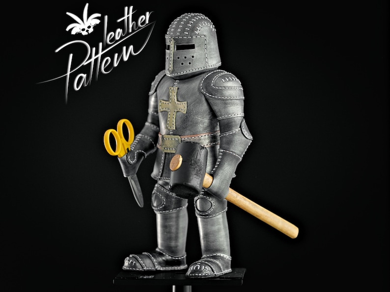 Puede incluir: Figura detallada de caballero de cuero gris con un emblema de cruz, sosteniendo tijeras y un martillo. La figura lleva un casco y una armadura, con el texto "leather Pattern" en la esquina superior izquierda. El fondo es negro.