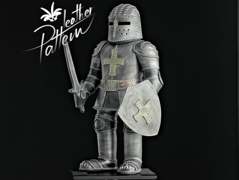 Puede incluir: Figura de caballero artesanal en cuero gris met&aacute;lico, con casco, armadura, escudo y espada. El escudo y la armadura presentan dise&ntilde;os de cruces. El texto "leather Pattern" est&aacute; en la esquina superior izquierda.
