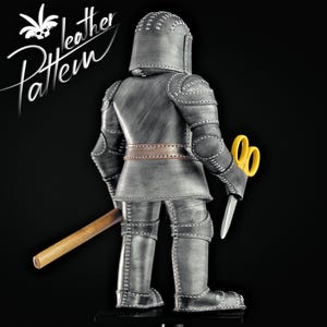 Puede incluir: Figura de caballero de cuero gris con casco, sosteniendo tijeras amarillas y un pasador de madera. La figura tiene detalles de costura blancos y un cintur&oacute;n marr&oacute;n. El texto "leather Pattern" est&aacute; en la esquina superior izquierda.