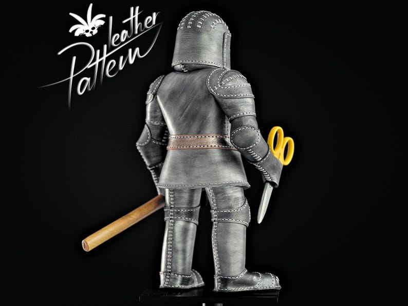 Puede incluir: Figura de caballero de cuero gris con casco, sosteniendo tijeras amarillas y un pasador de madera. La figura tiene detalles de costura blancos y un cintur&oacute;n marr&oacute;n. El texto "leather Pattern" est&aacute; en la esquina superior izquierda.
