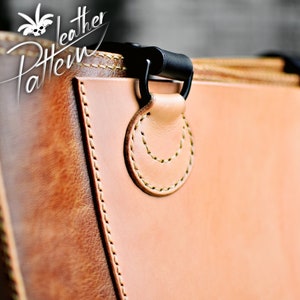 Puede incluir: Un bolso de cuero color canela y marr&oacute;n con costuras visibles y herrajes negros. El texto "leather Pattern" est&aacute; impreso en blanco en la esquina superior izquierda. El cuero tiene una textura suave con un degradado de color.
