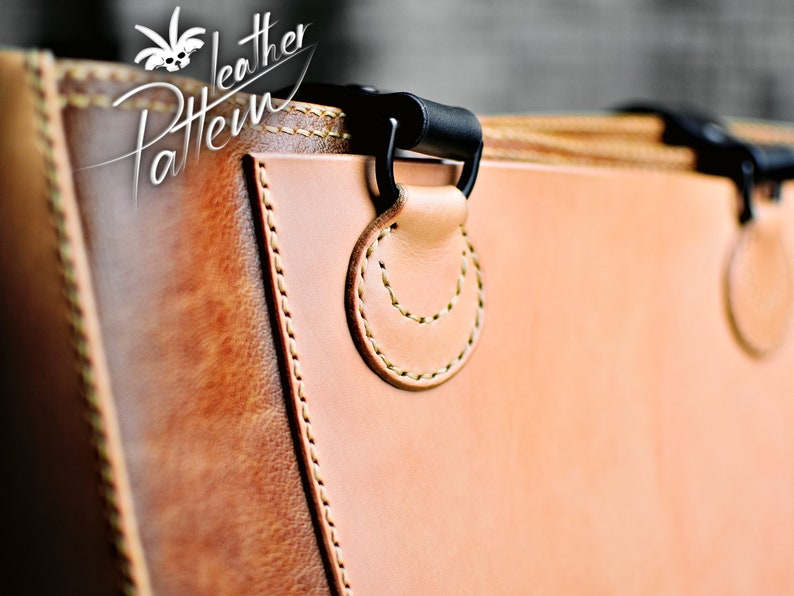 Puede incluir: Un bolso de cuero color canela y marr&oacute;n con costuras visibles y herrajes negros. El texto "leather Pattern" est&aacute; impreso en blanco en la esquina superior izquierda. El cuero tiene una textura suave con un degradado de color.