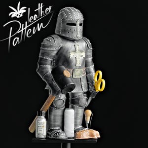 Puede incluir: Una figura estilizada de un caballero hecha de cuero, sosteniendo un martillo y unas tijeras. El caballero tiene una cruz en el pecho y est&aacute; rodeado de herramientas de marroquiner&iacute;a, incluyendo hilo, una botella y un trozo de cuero. El texto "leather Pattern" est&aacute; en la esquina superior izquierda.