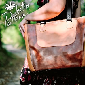Puede incluir: Un bolso tote de cuero bicolor con un panel central de color marr&oacute;n oscuro jaspeado y paneles laterales y borde superior en cuero color canela claro. El bolso incluye correas negras de cuero con herrajes met&aacute;licos y el texto Leather Pattern.