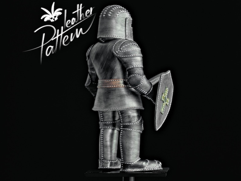 Puede incluir: Una detallada armadura de caballero de cuero gris con costuras blancas, un casco y un escudo con un dise&ntilde;o de cruz verde. La armadura se muestra sobre un fondo negro. El texto "leather Pattern" est&aacute; en la esquina superior izquierda.