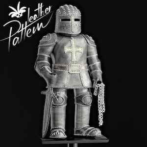 Puede incluir: Figura de caballero de cuero gris con un emblema de cruz en el pecho, sosteniendo una espada y una cadena. La figura lleva un casco y una armadura con costuras blancas. La imagen incluye el texto "leather Pattern".