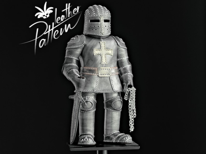 Puede incluir: Figura de caballero de cuero gris con un emblema de cruz en el pecho, sosteniendo una espada y una cadena. La figura lleva un casco y una armadura con costuras blancas. La imagen incluye el texto "leather Pattern".