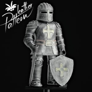 Puede incluir: Figura de caballero artesanal en cuero gris met&aacute;lico. El caballero est&aacute; totalmente blindado, sosteniendo una espada y un escudo con un emblema de cruz. La imagen incluye el texto "leather Pattern".