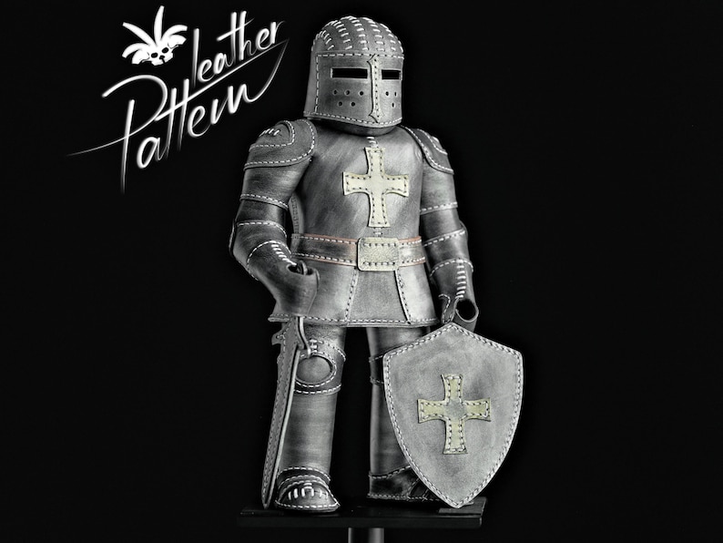 Puede incluir: Figura de caballero artesanal en cuero gris met&aacute;lico. El caballero est&aacute; totalmente blindado, sosteniendo una espada y un escudo con un emblema de cruz. La imagen incluye el texto "leather Pattern".